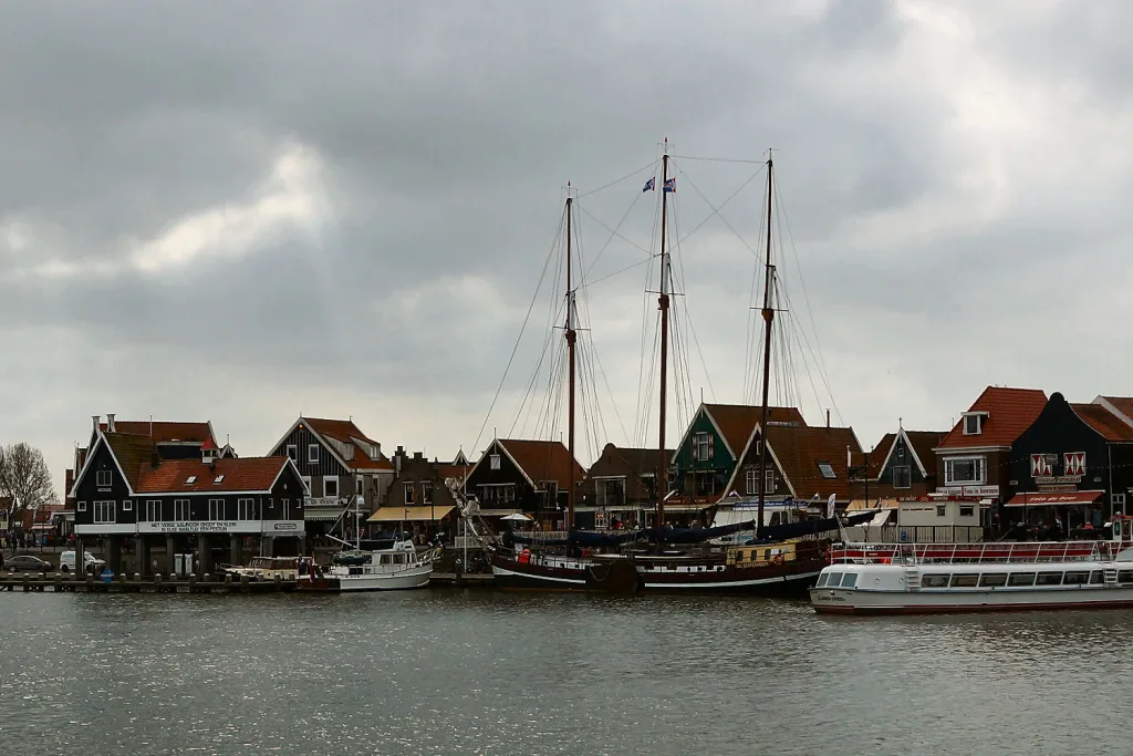 Blick über den Hafen von Volendam