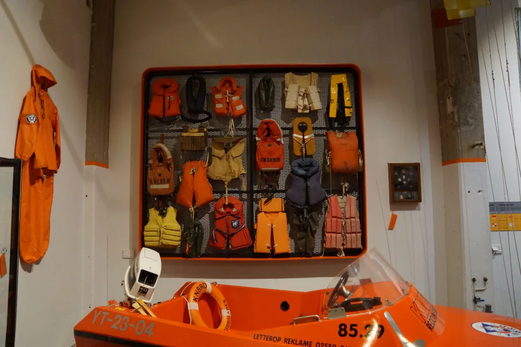 Schwimmwesten im Rettungsbootmuseum