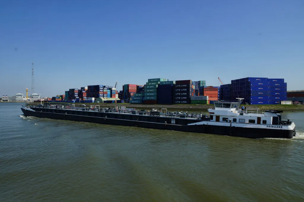Tankschiff Primazee im Rotterdamer Hafen