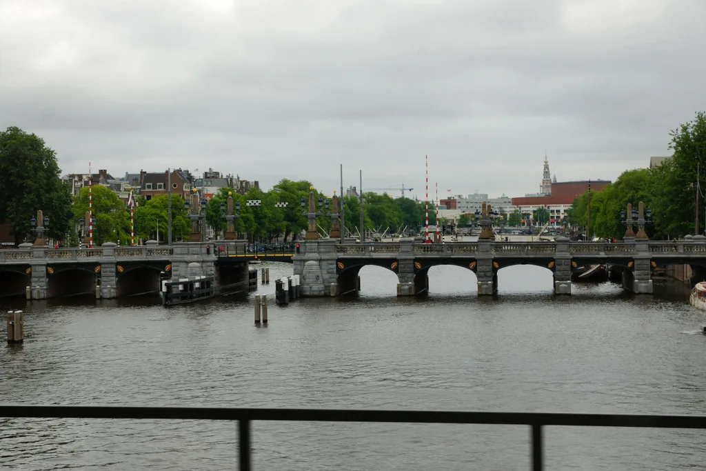 Blick über die Amstel im Stadtzentrum von Amsterdam